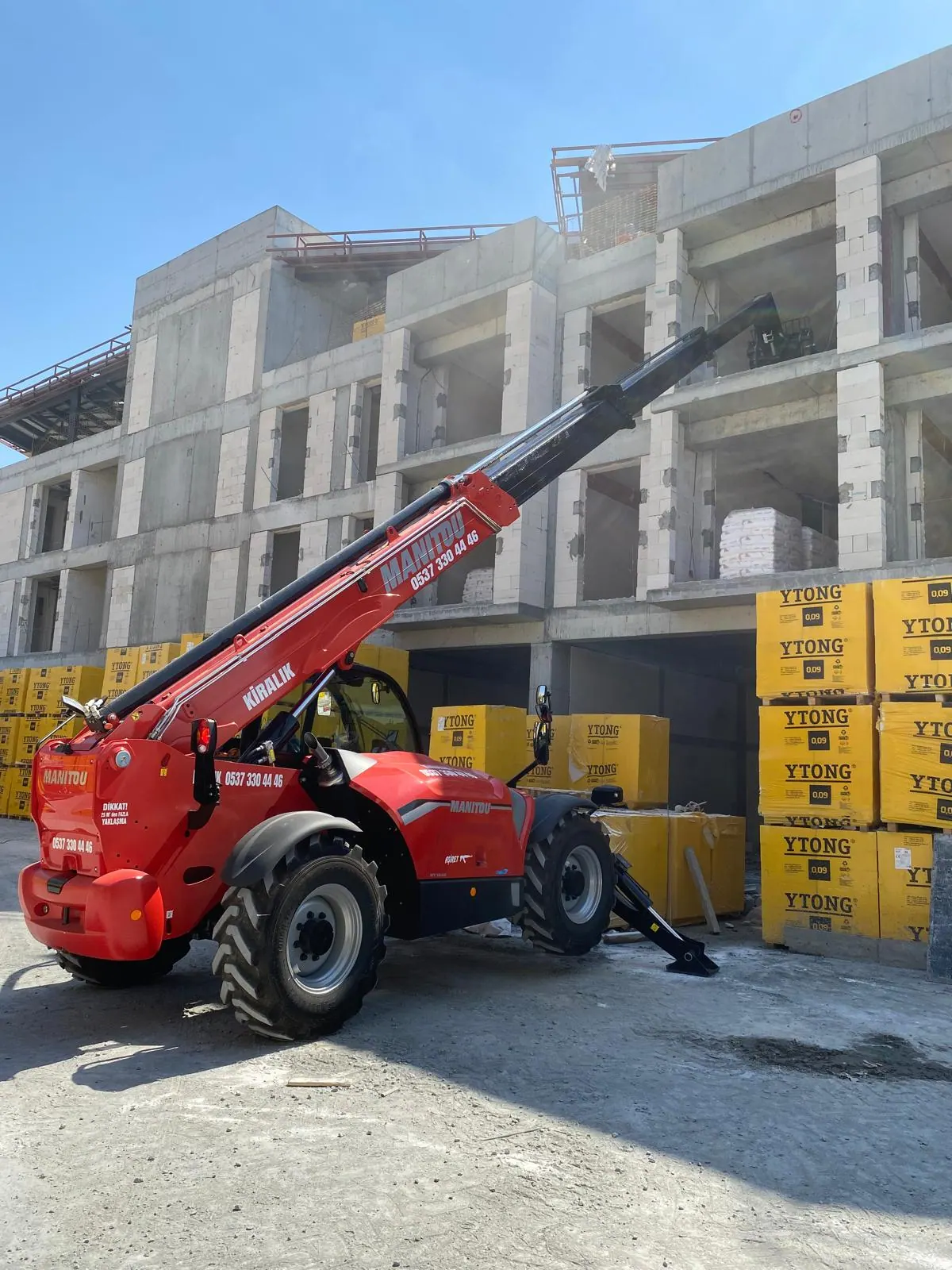 Gazbeton paletlerinin yanında Manitou MT 1840