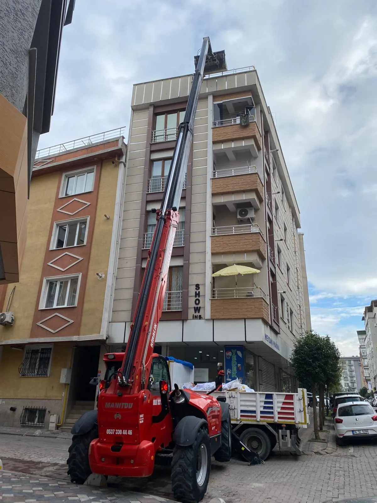 Dar sokakta denge ayakları açık Manitou